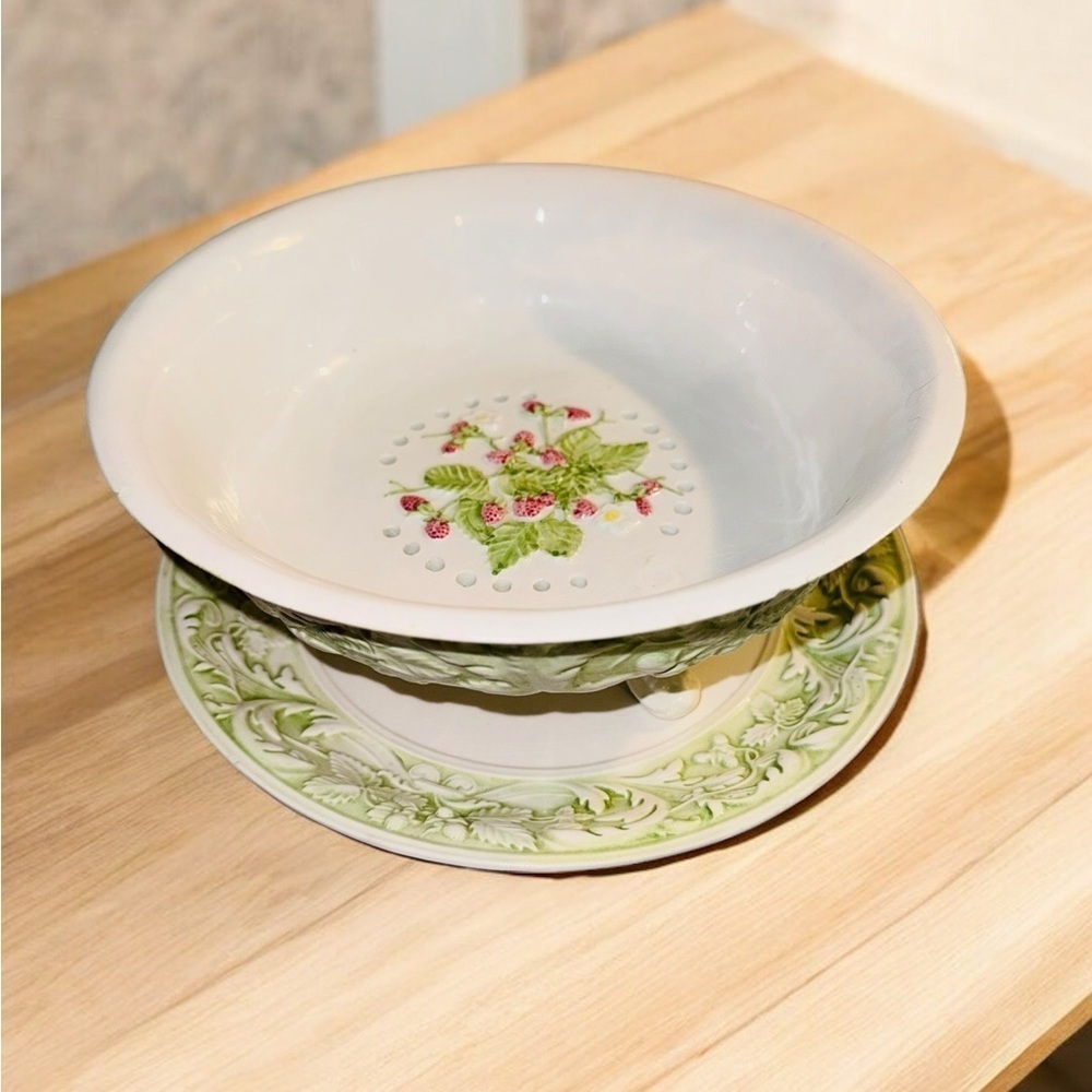 Vintage Italian Mottahedeh Footed Strawberry Bowl with Underplate